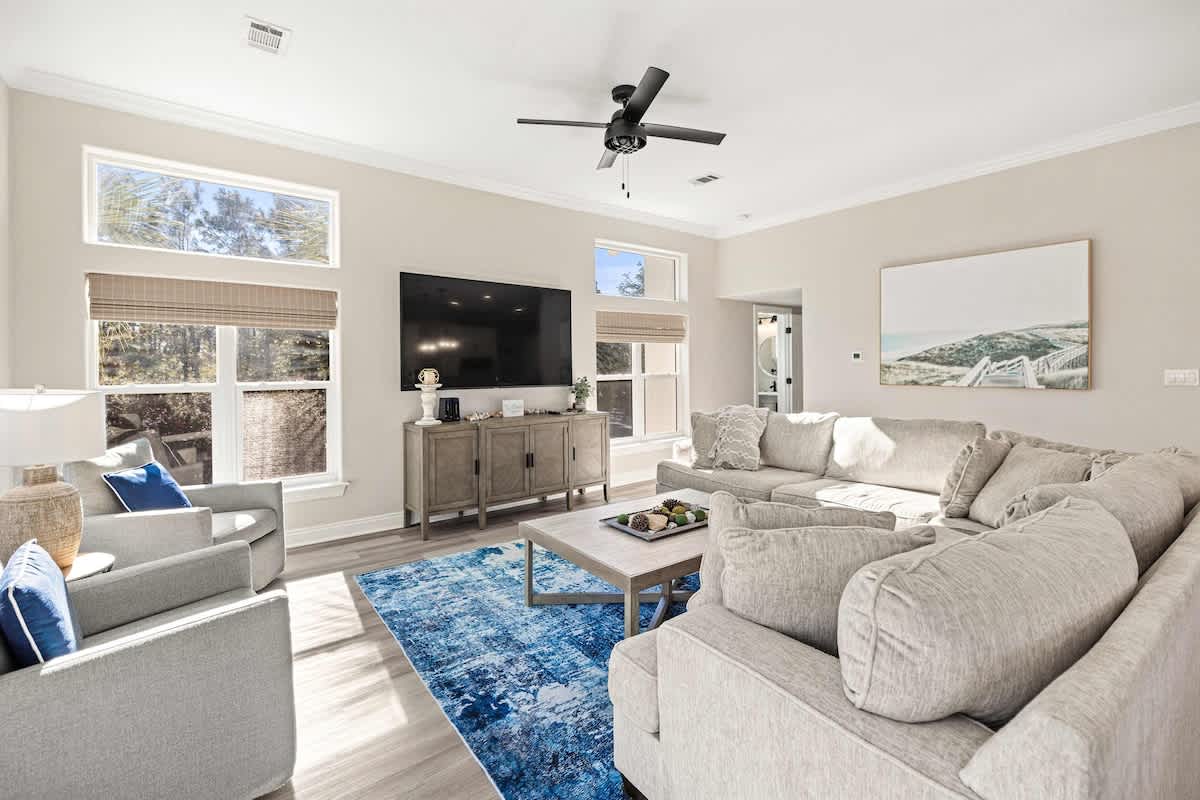 Living room: Smart TV, central heating, no A/C
