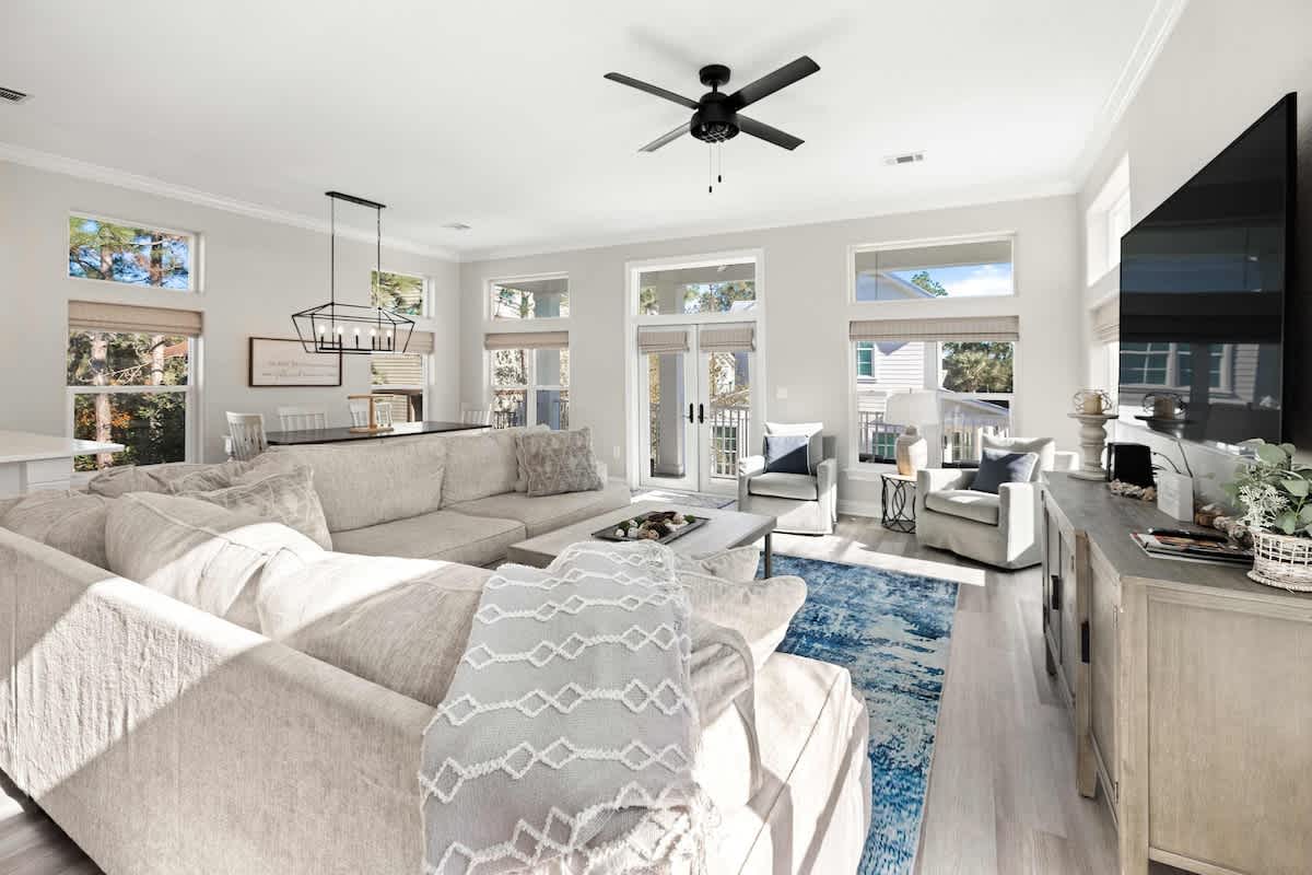 Living room: Smart TV, central heating, no A/C