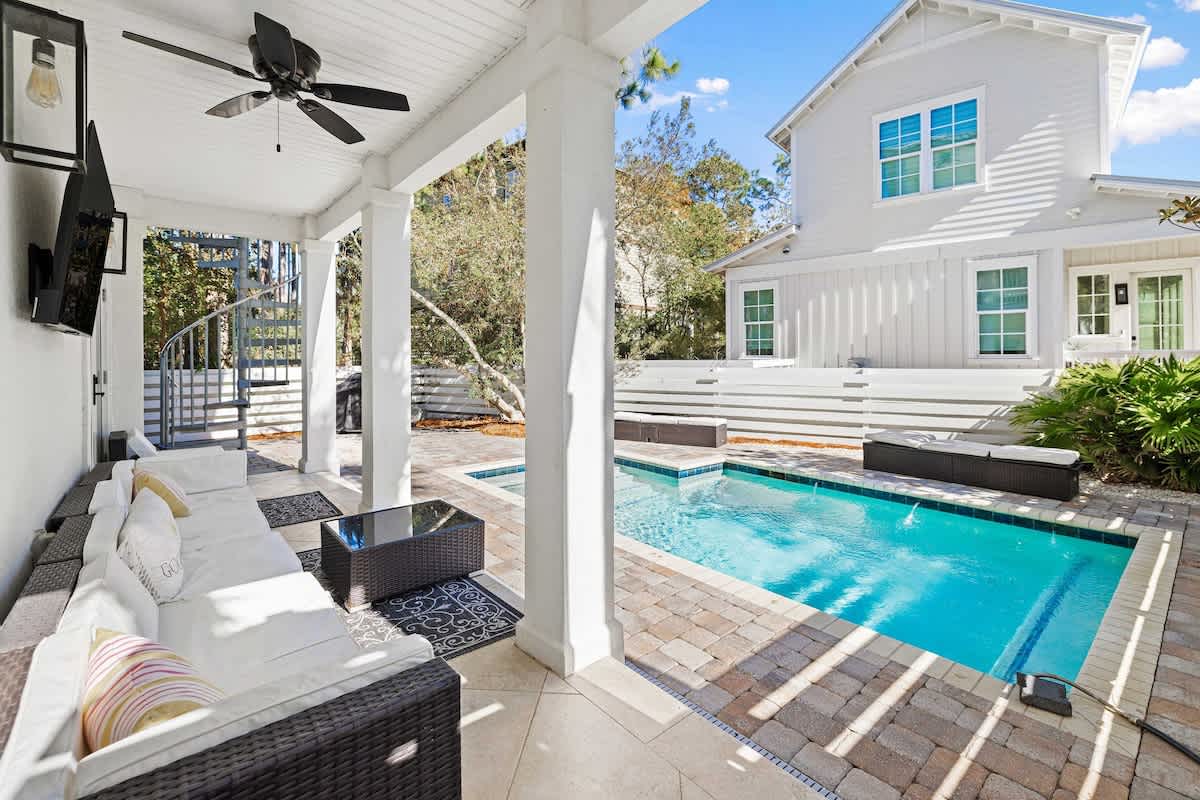 Gulf Coast Retreat with Pool < 1 Mile to Beach