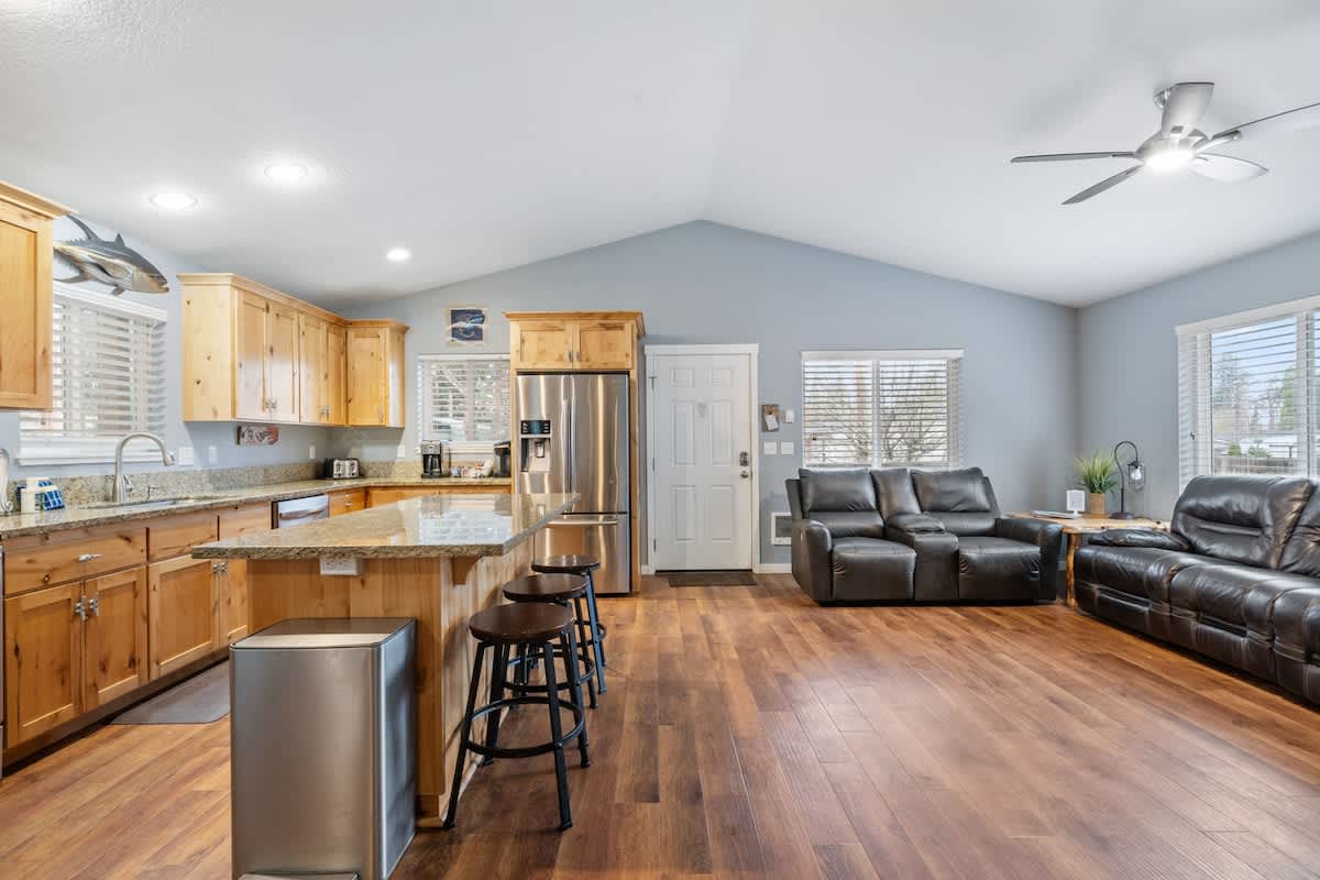 #StayInMyDistrict Anglers Retreat Near Jetty & Marina — Rockaway Beach, OR — vacation rental