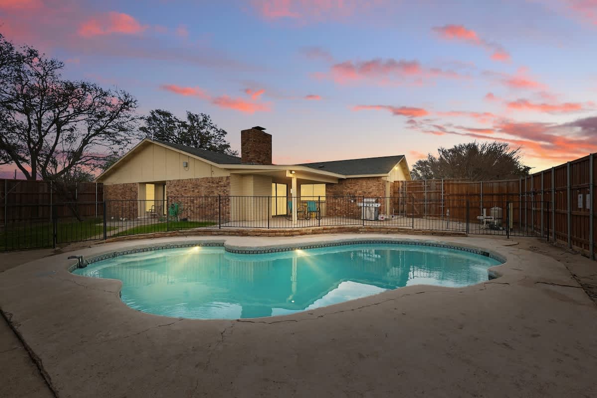 Luxury Retreat in Carrollton - Pool, Patio & More — Carrollton, TX — vacation rental