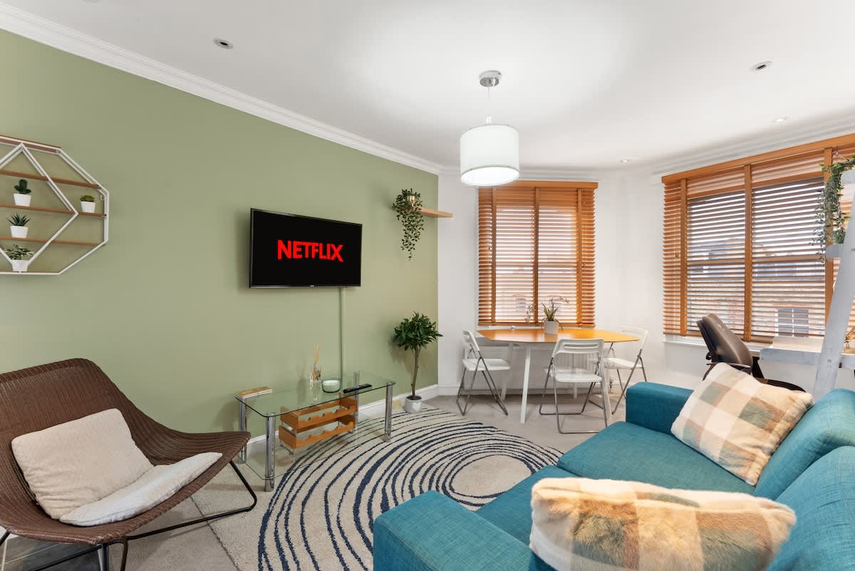 Stylish & Comfortable 2BR | Easy City Links — Greater London, England — vacation rental