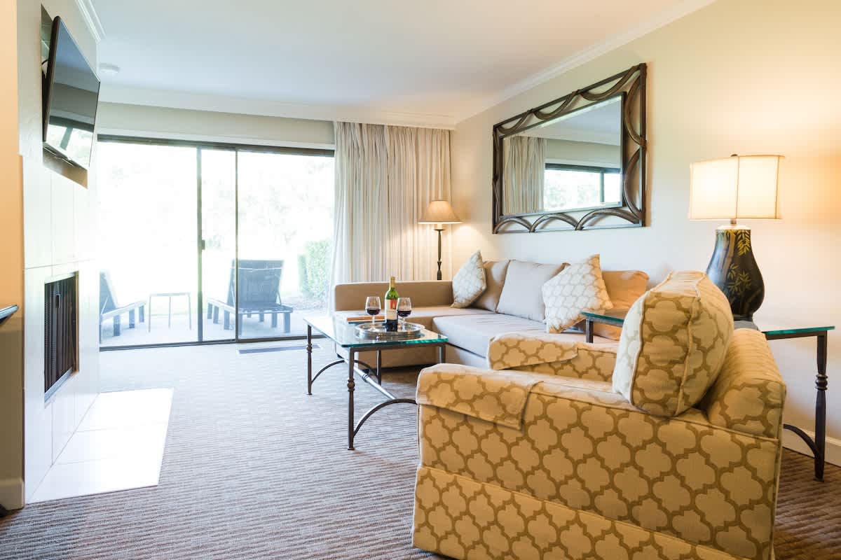 Luxury Napa Getaway | Golf Views + King Bed 6