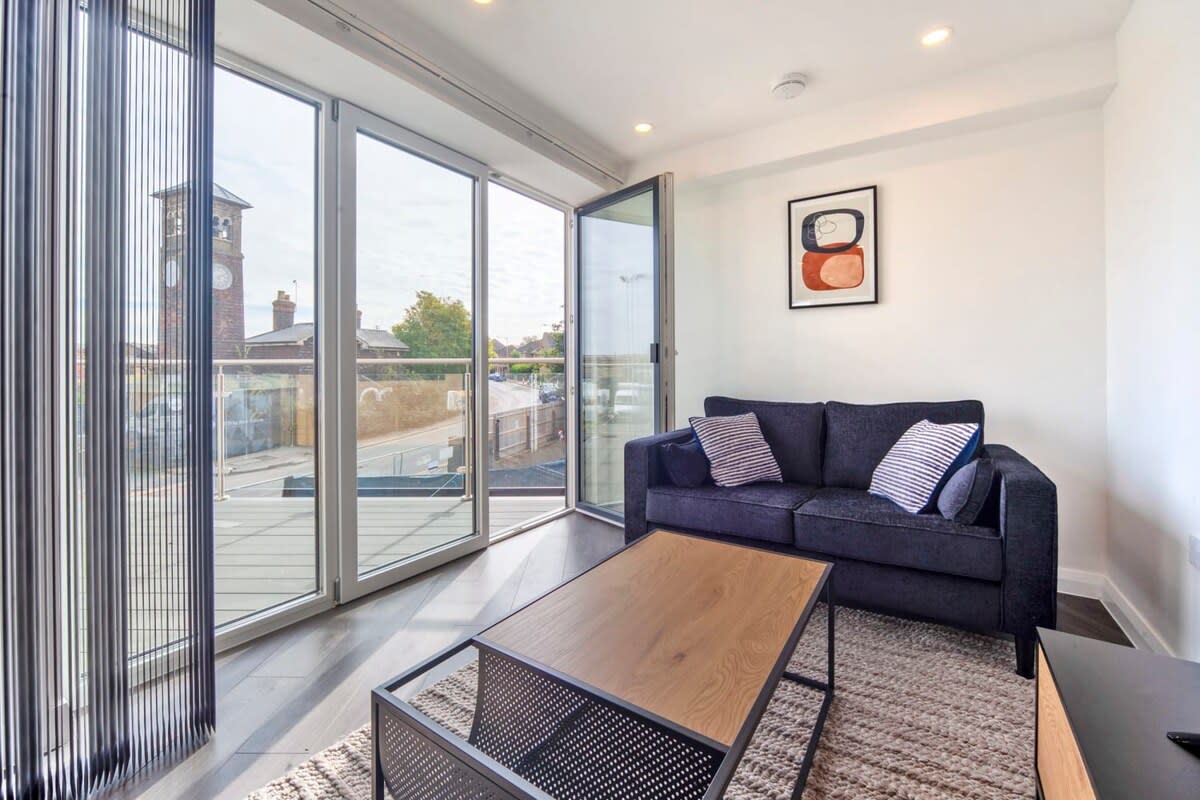 Ashford Town Centre - 1BR with fast WiFi & Balcony