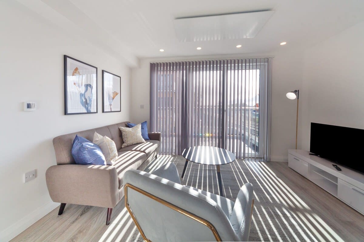 2BR Apartment near Ashford Town | Balcony & WiFi