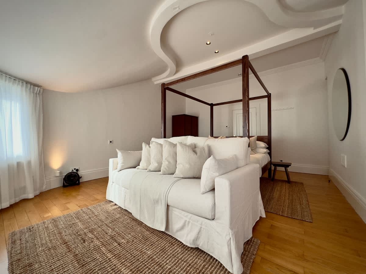 Grand 2BR Penthouse | 100" Cinema | Hyde Park