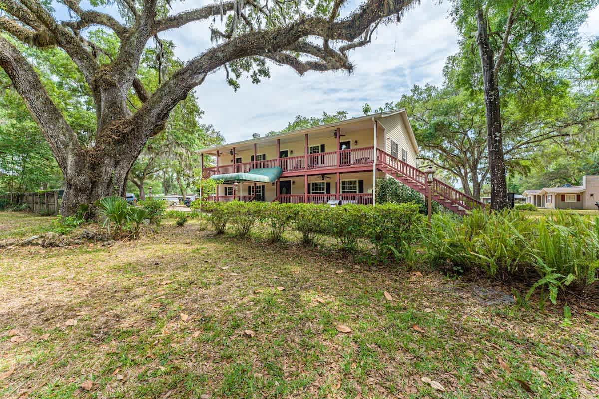 Entire Boutique Hotel walking distance to river — Homosassa, FL — vacation rental