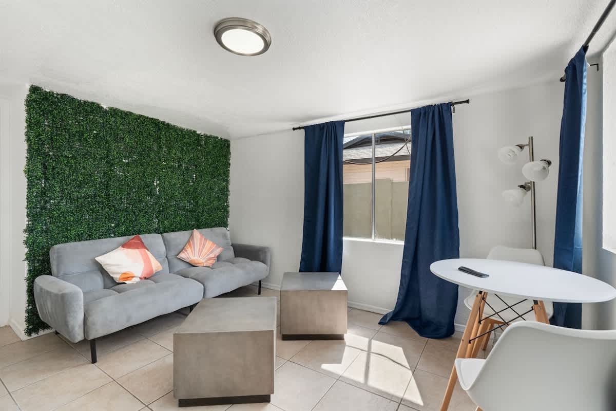 1BR, WiFi & Private parking near Phoenix Lightrail — Phoenix, AZ — vacation rental