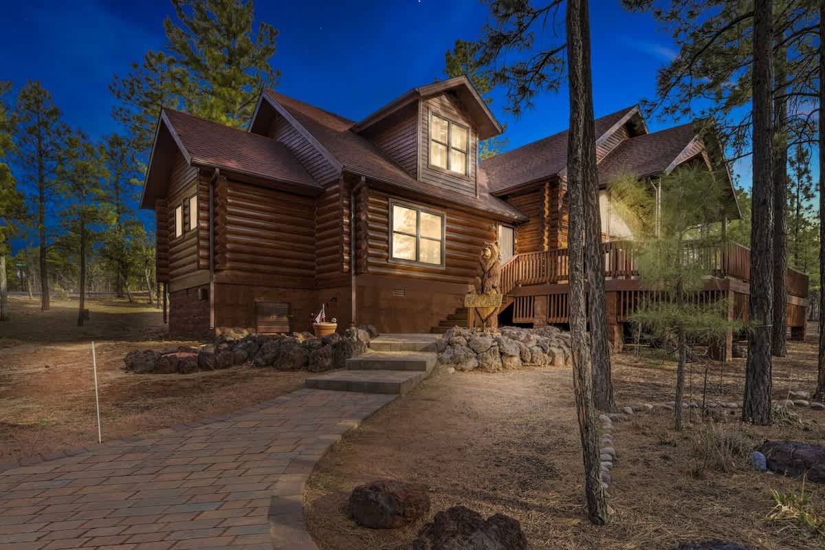 Spacious 4 Bedroom Cabin w/ Deck, Games, and Views