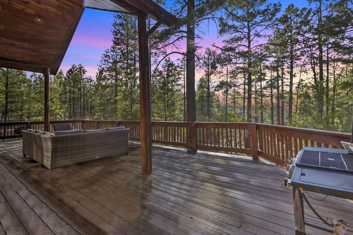 Spacious 4 Bedroom Cabin w/ Deck, Games, and Views 3