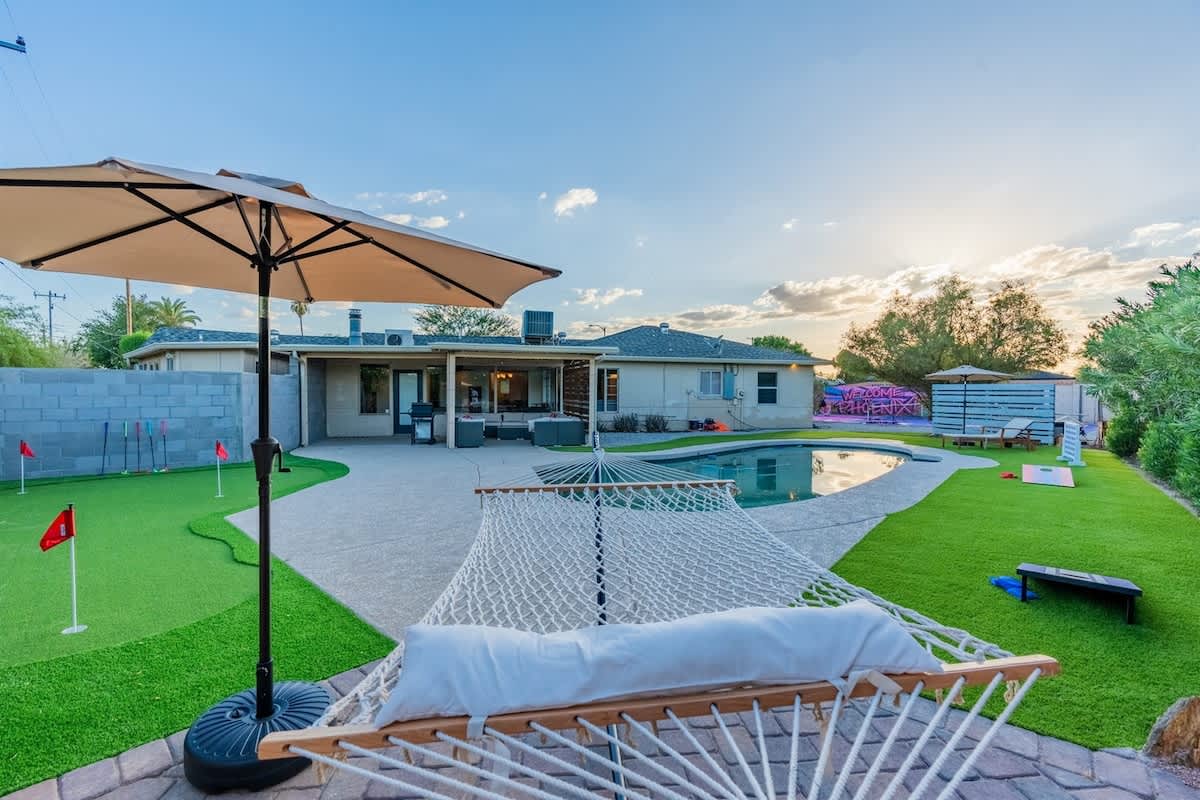 Central Phoenix Pickleball Pool Mini Golf Fun Yard — Phoenix, AZ — vacation rental