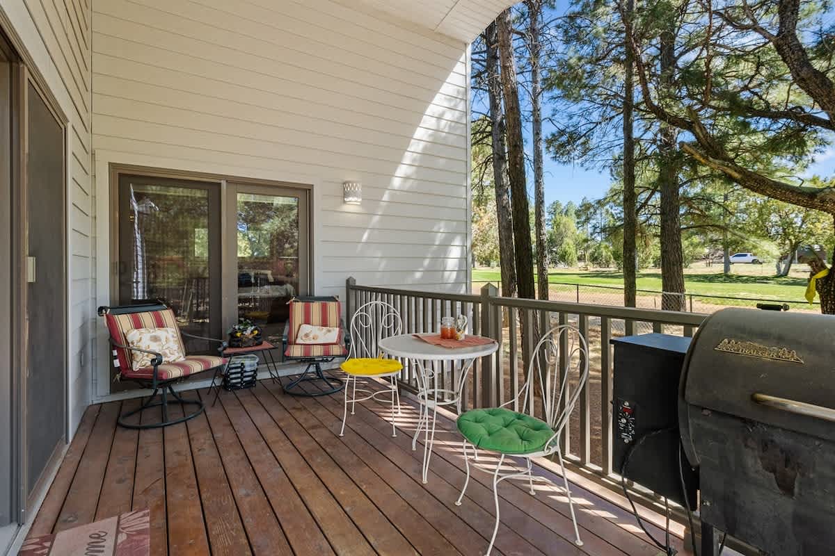 Charming Woodland 3BR Retreat | Sleeps 10 3