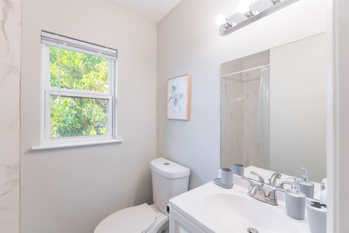 Lovely 1 - Bedroom APT w/ Queen Bed & Bath 3