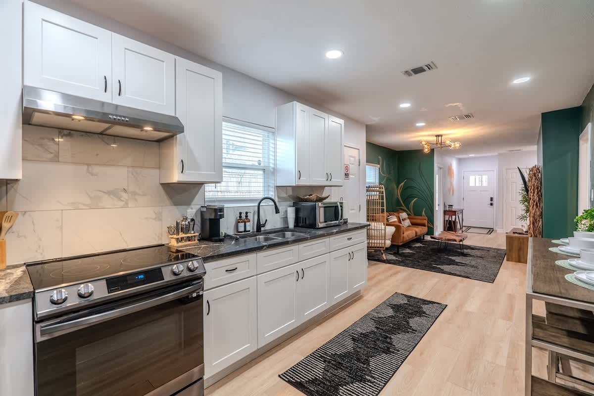 Cozy 6BR Oasis, Fire Pit, Sleeps 13,Near DT 2