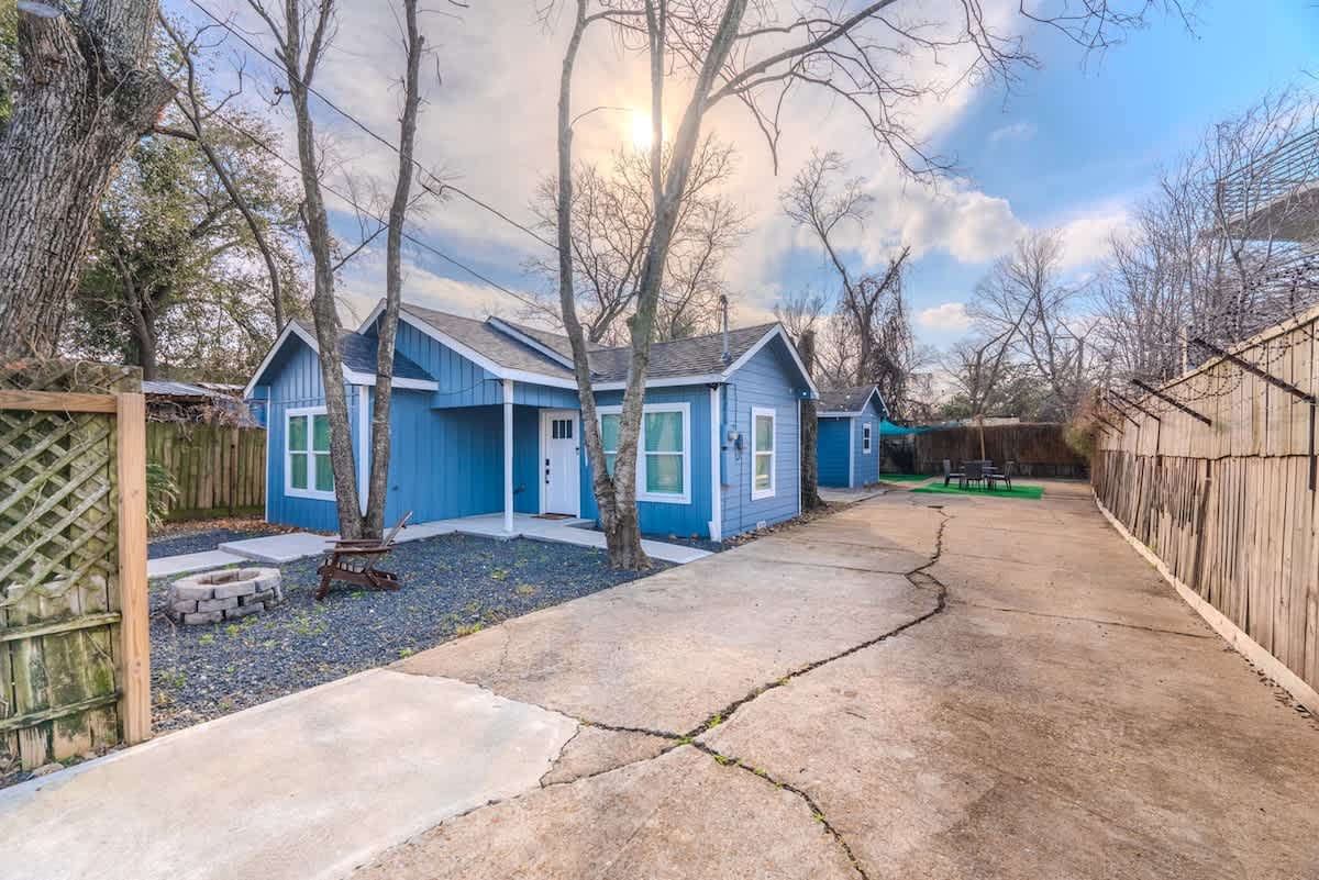 Cozy 6BR Oasis, Fire Pit, Sleeps 13,Near DT 6