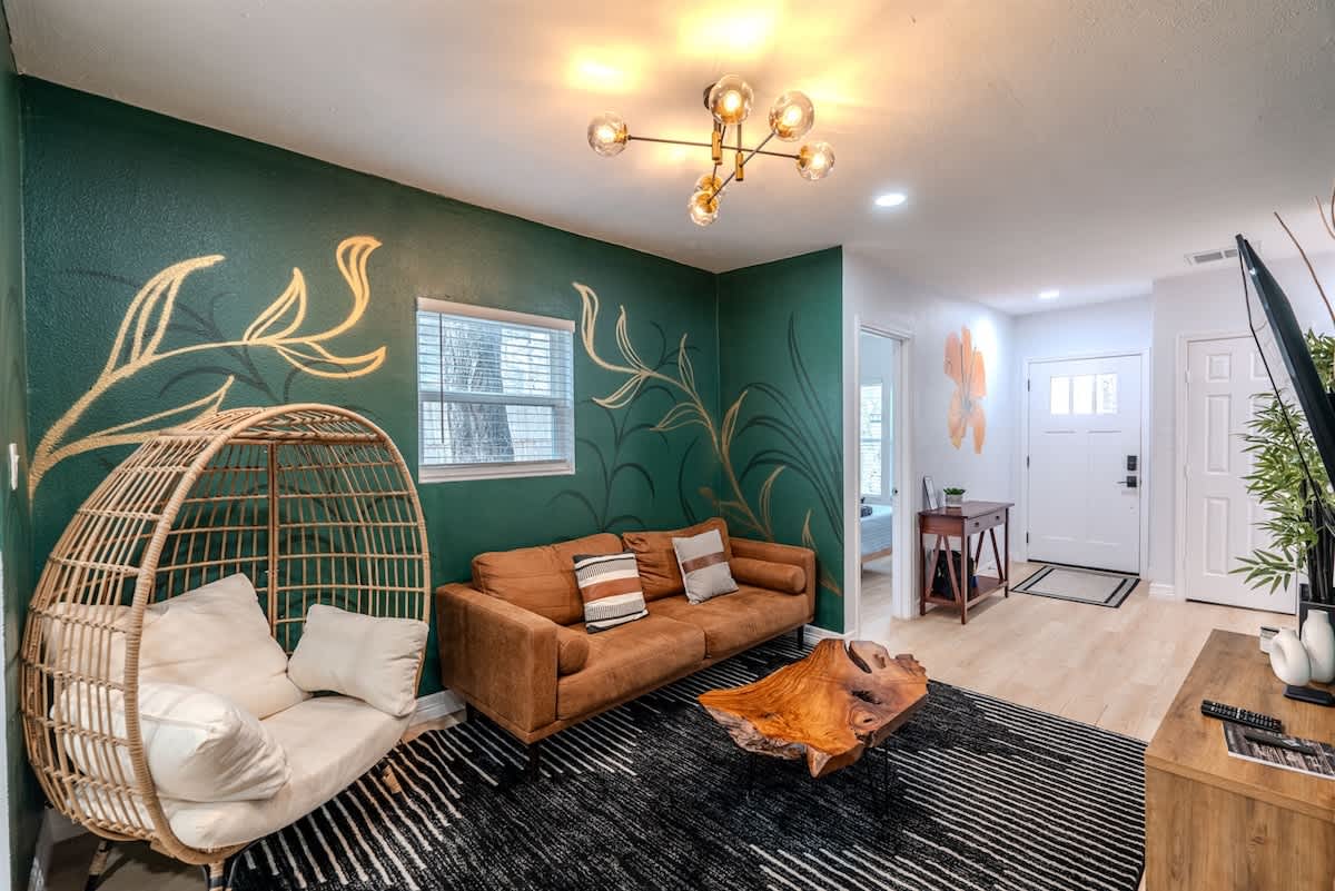 Cozy 6BR Oasis, Fire Pit, Sleeps 13,Near DT