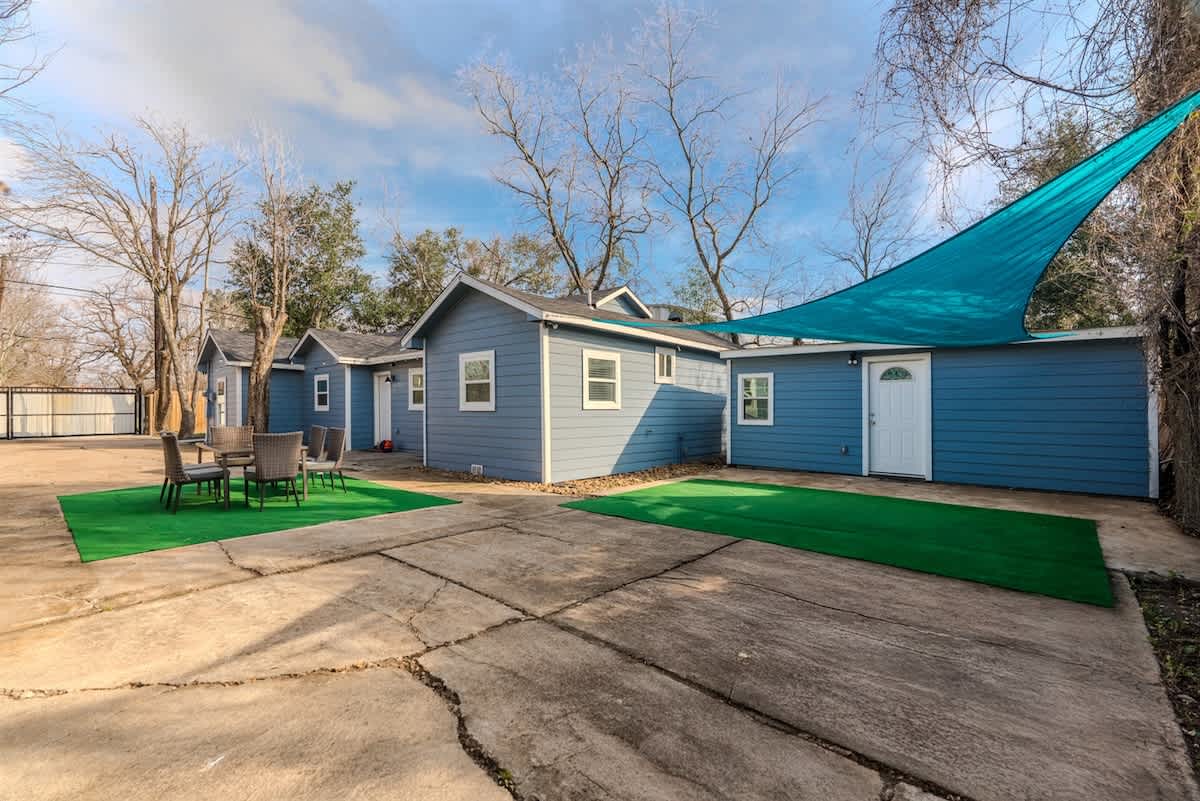 Cozy 6BR Oasis, Fire Pit, Sleeps 13,Near DT 5