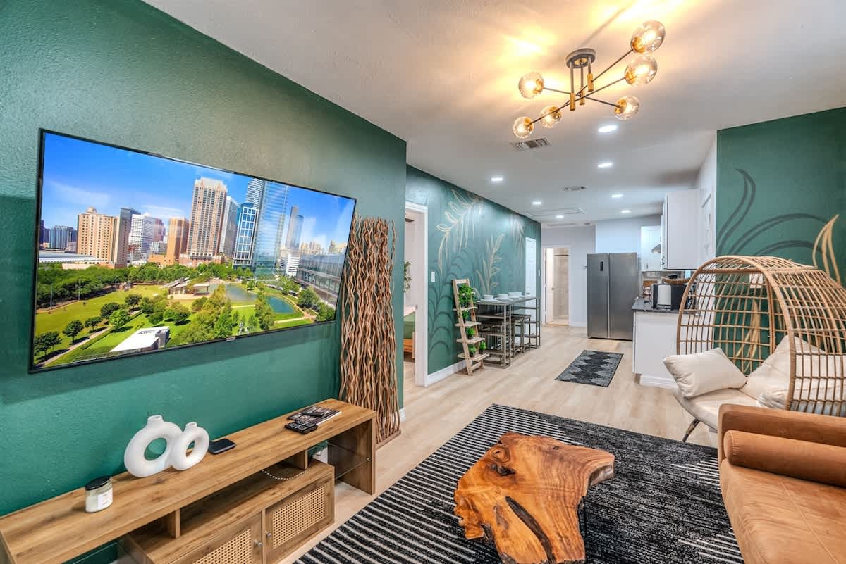 Cozy 6BR Oasis, Fire Pit, Sleeps 13,Near DT 3