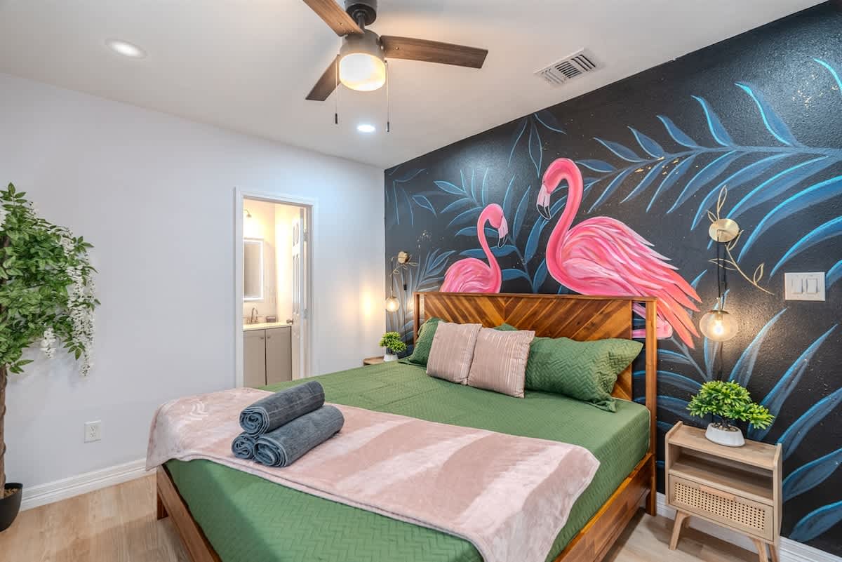 Cozy 6BR Oasis, Fire Pit, Sleeps 13,Near DT 4