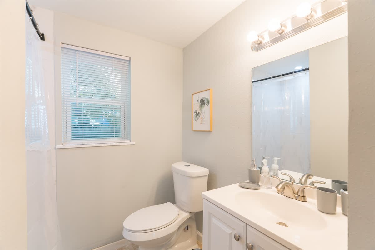 Spacious 1 - Bedroom APT w/ Queen Bed & Bath 3