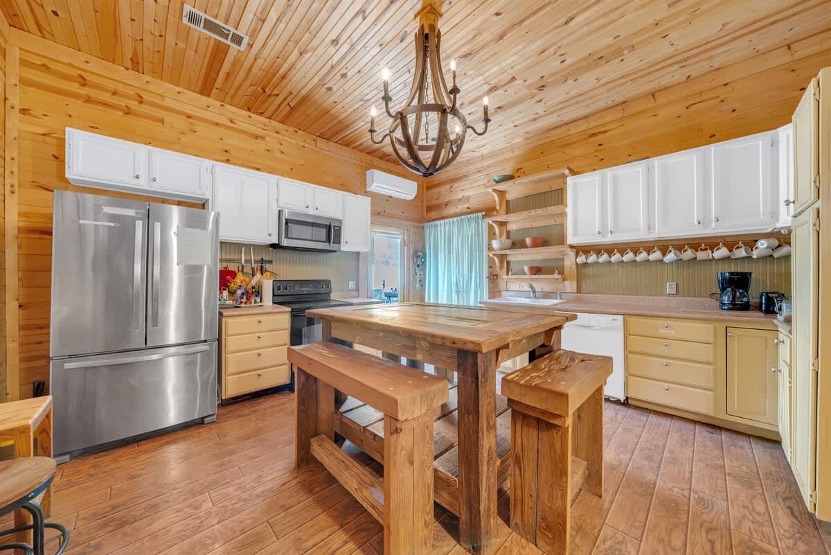 Warm Wooden Vibe 2BR Home, Grill, Outdoor Dining — New Braunfels, TX — vacation rental