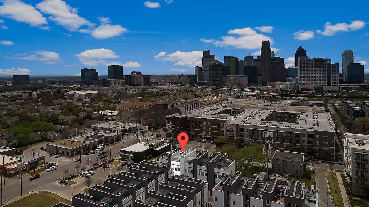 Artsy Luxe Dallas Home~Rooftop Skyline Views 5