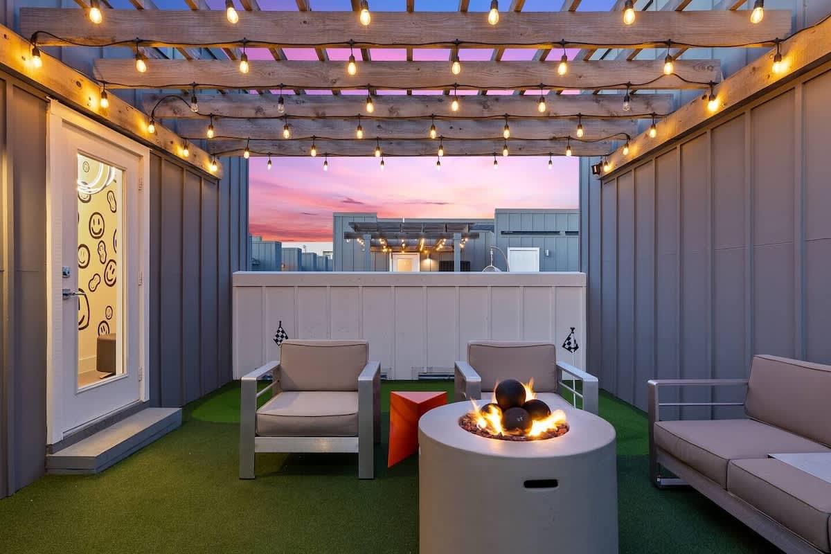 Artsy Luxe Dallas Home~Rooftop Skyline Views 3