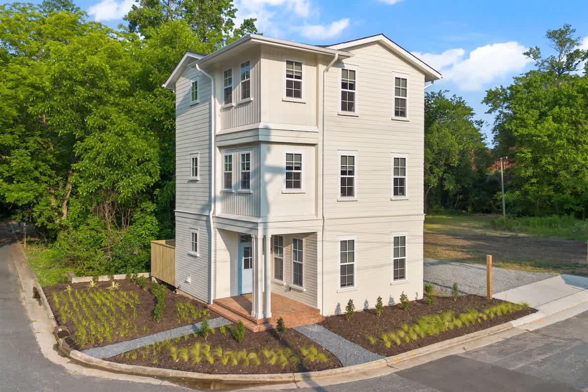8BR Urban Retreat, Deck, Near Downtown Durham — Durham, NC — vacation rental
