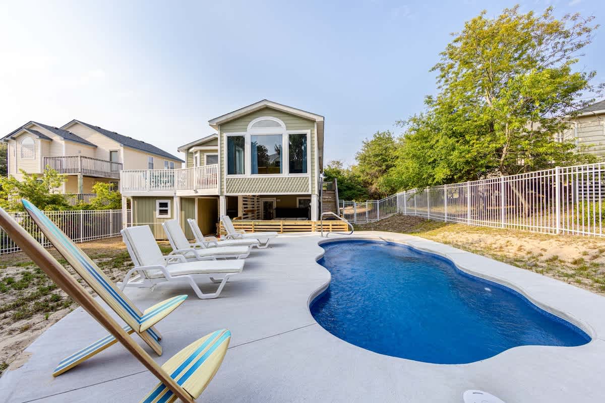 Saltwater Pool | Hot Tub | 8Min Walk to Beach