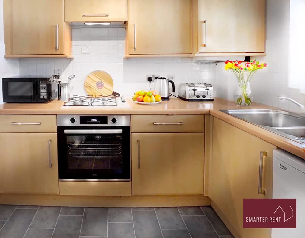 Wokingham, 2 Bedroom Flat - Private Entrance
