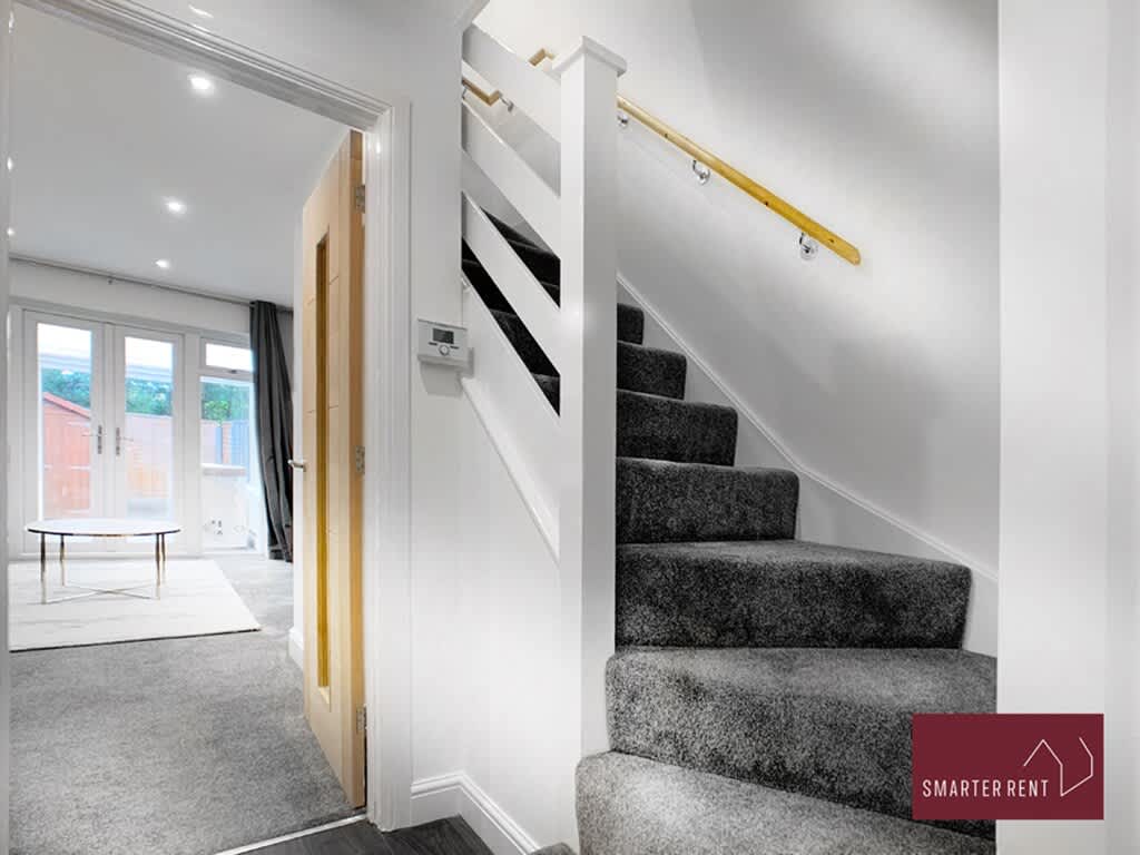 Woking - Parking, Garden, 2Bed