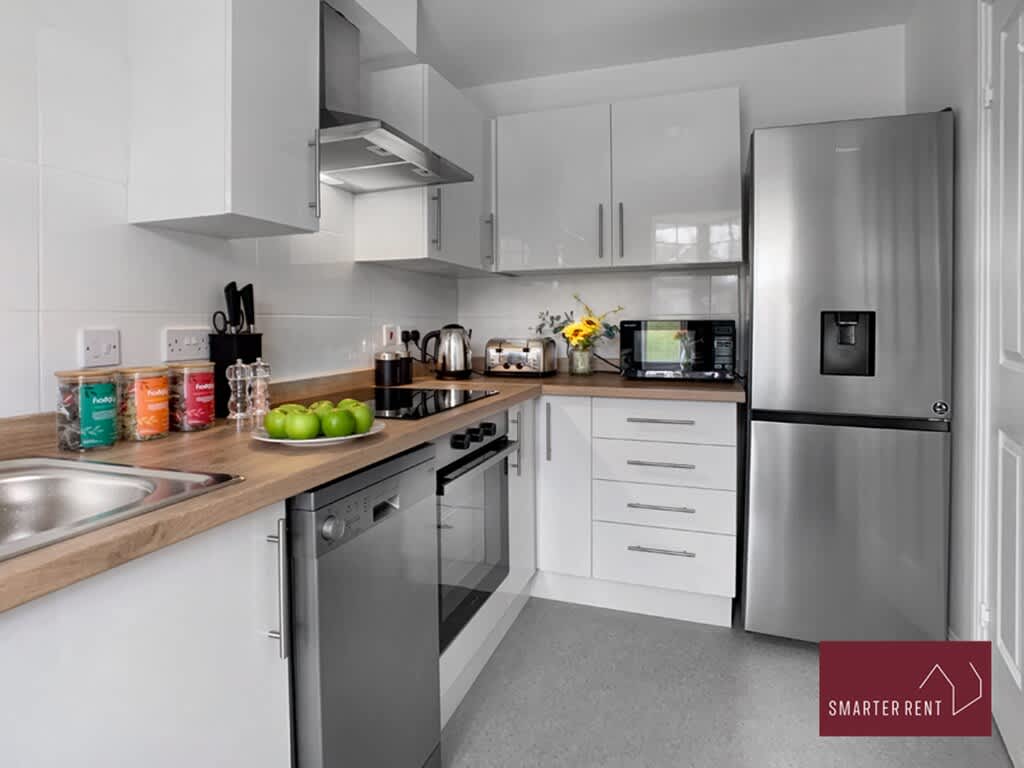 Bracknell - Modern 2 Bedroom House - With Parking