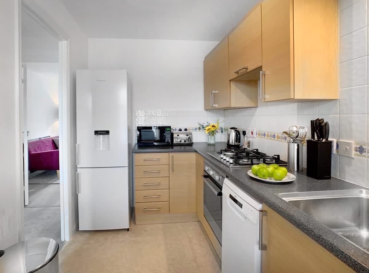 Bracknell - Garden, Parking, 2 Bed