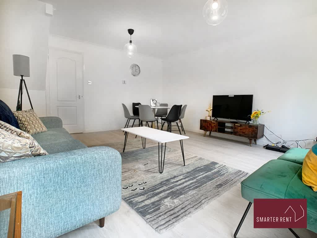 Woking - Garden, Parking, Pets Welcome