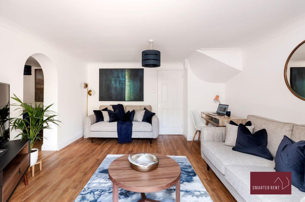 Guildford - 3 Bedroom House - Driveway & Garden