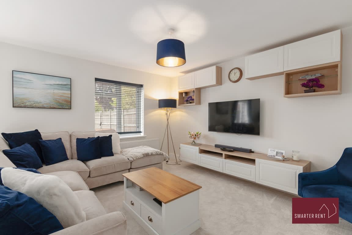 Holyport - Three Bedroom House - Parking