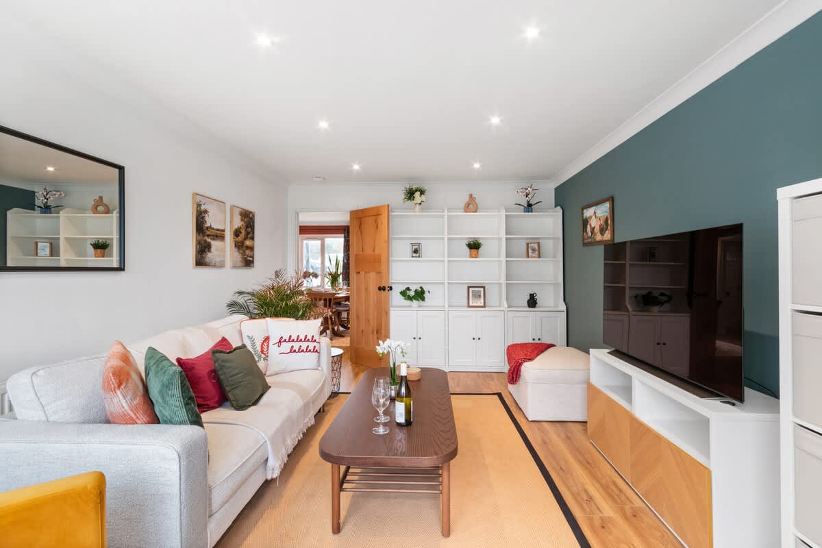 Marlow - Three Bedroom House - Parking