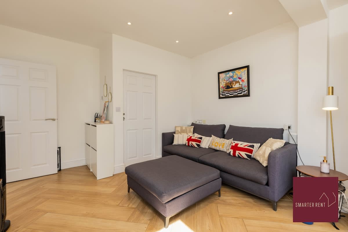 Kingston, 4 Bedroom House, Garden