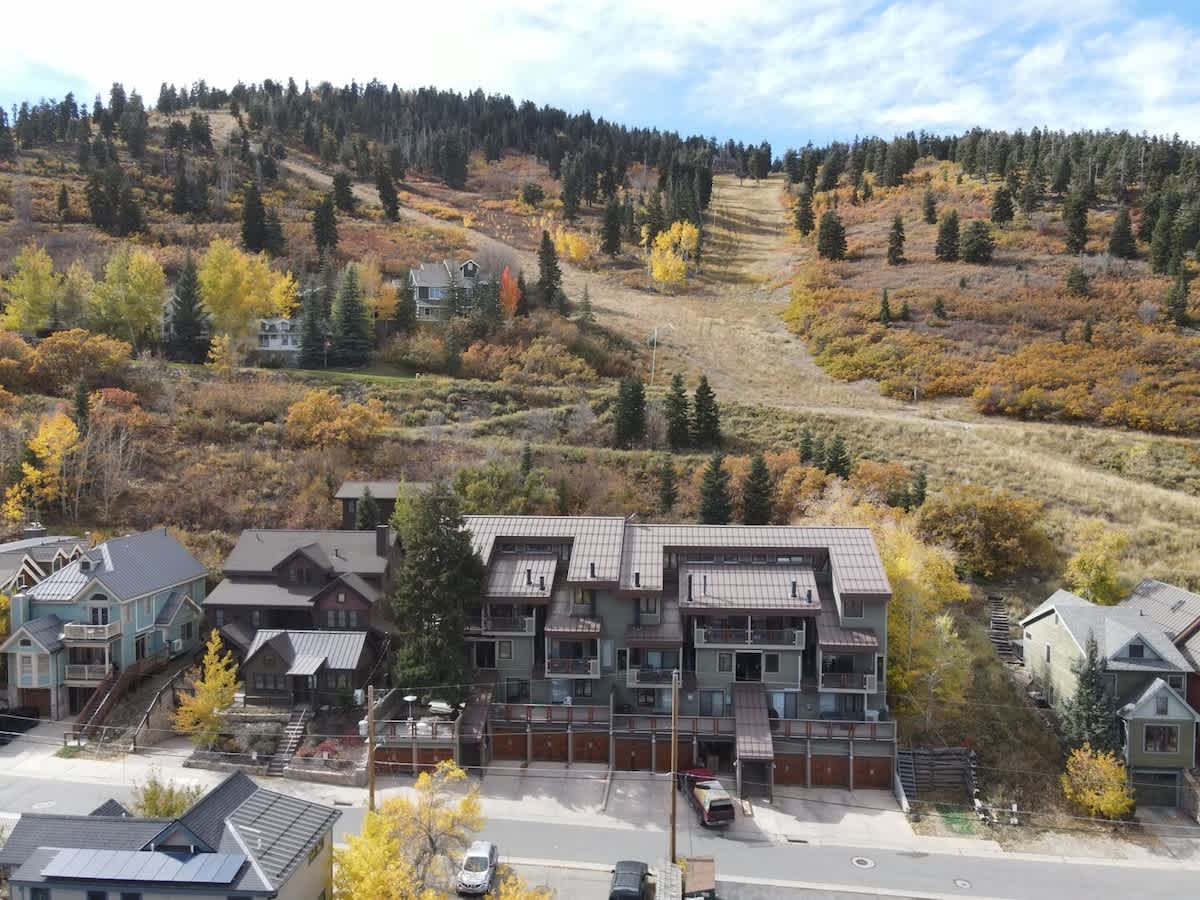 Woodside Elegance | Ski-In Ski-Out Escape | Photo 38
