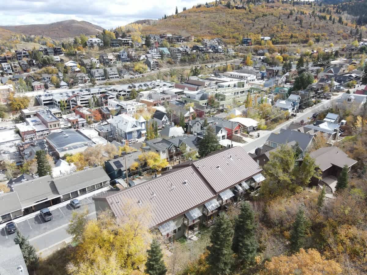 Woodside Elegance | Ski-In Ski-Out Escape | Photo 40