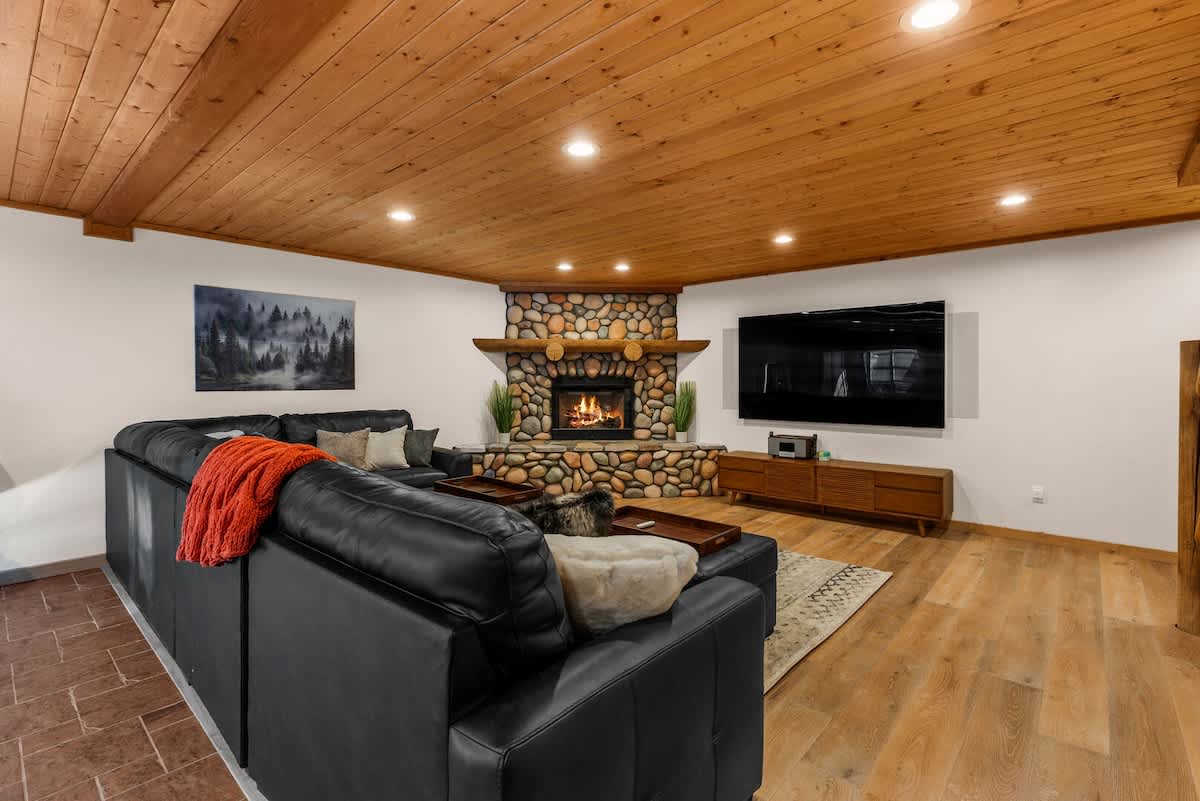 The Crestview Cabin | Golf Simulator & Hot Tub 5