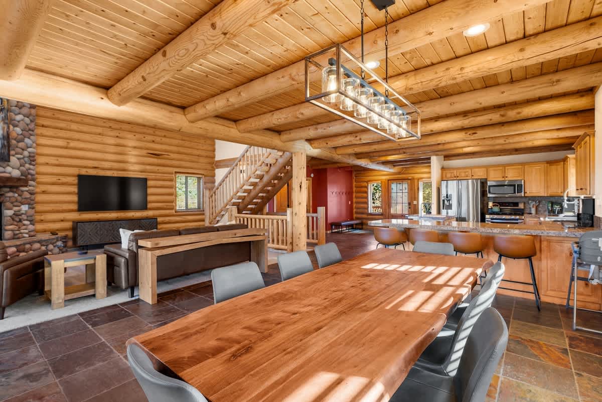 The Crestview Cabin | Golf Simulator & Hot Tub 6