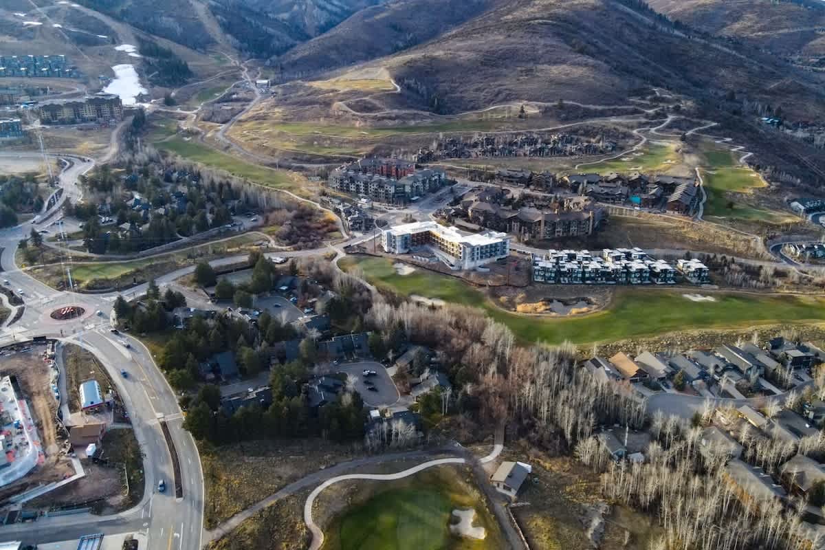 Canyons Creekside Getaway near Cabriolet Lift 4