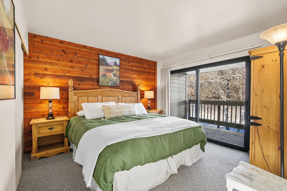 Canyons Creekside Getaway near Cabriolet Lift 3