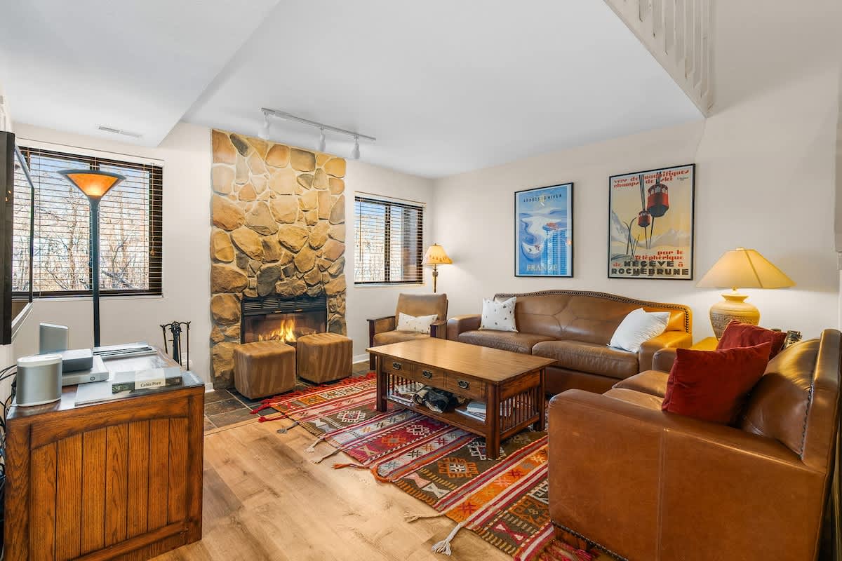 Canyons Creekside Getaway near Cabriolet Lift