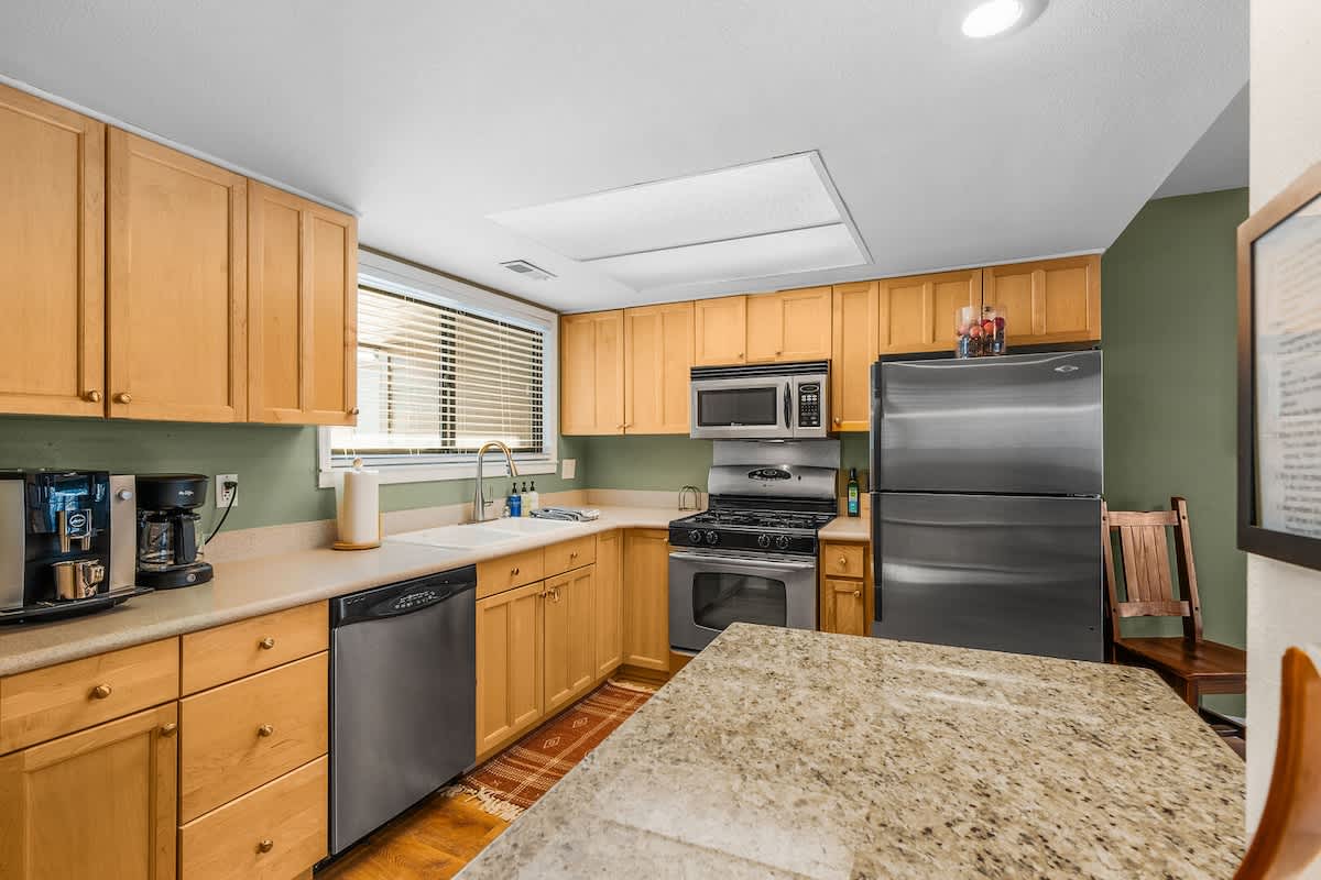 Canyons Creekside Getaway near Cabriolet Lift 2