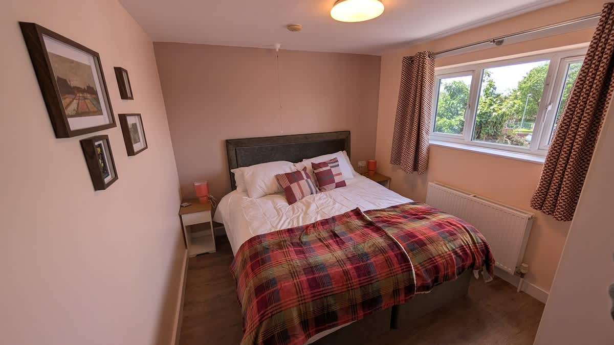 Stylish 2-bed bungalow near Royal Oldham Hospital