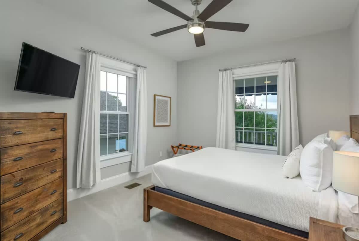 2/2 North Chatta Charmer with Hot Tub!