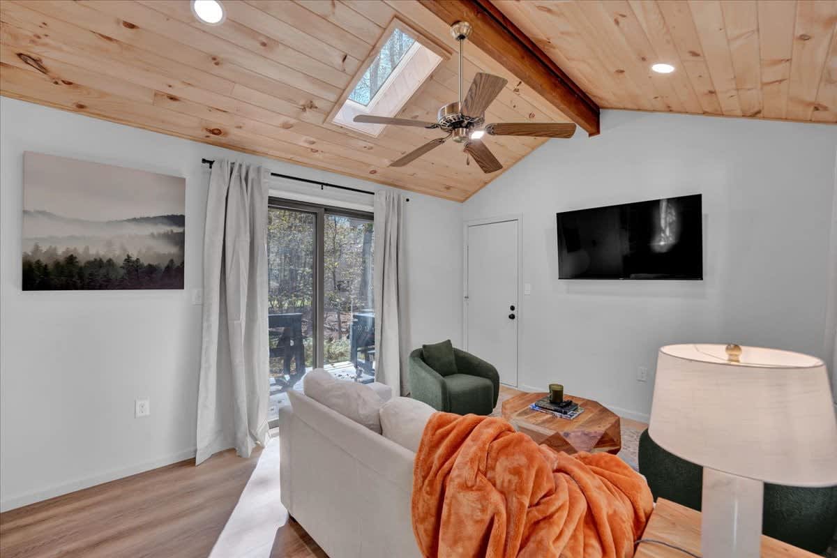 Emerald Pines Cabin | Lake Access | Hot Tub