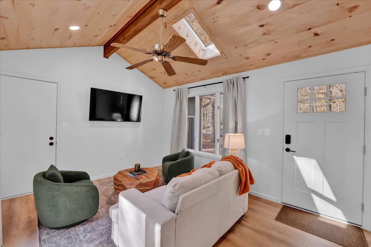 Emerald Pines Cabin | Lake Access | Hot Tub